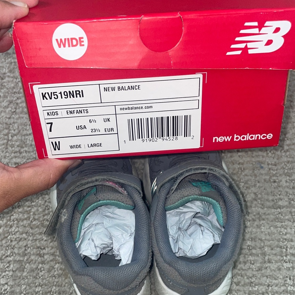 New Balance Kids' Gray Sneakers (wide & size 7) - Picture 11 of 11
